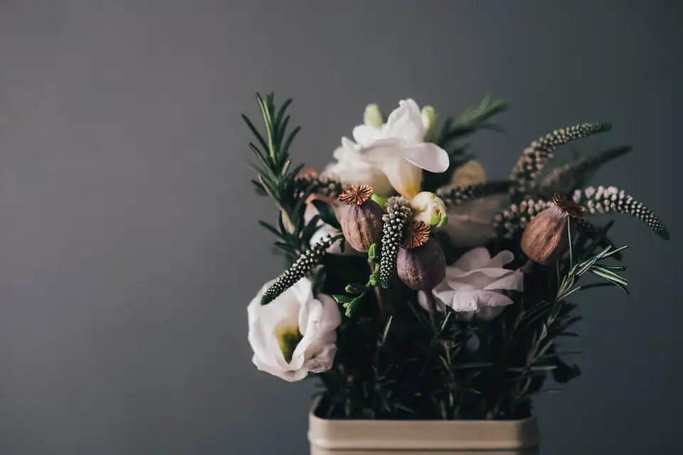 amaryllis cut flowers arrangement