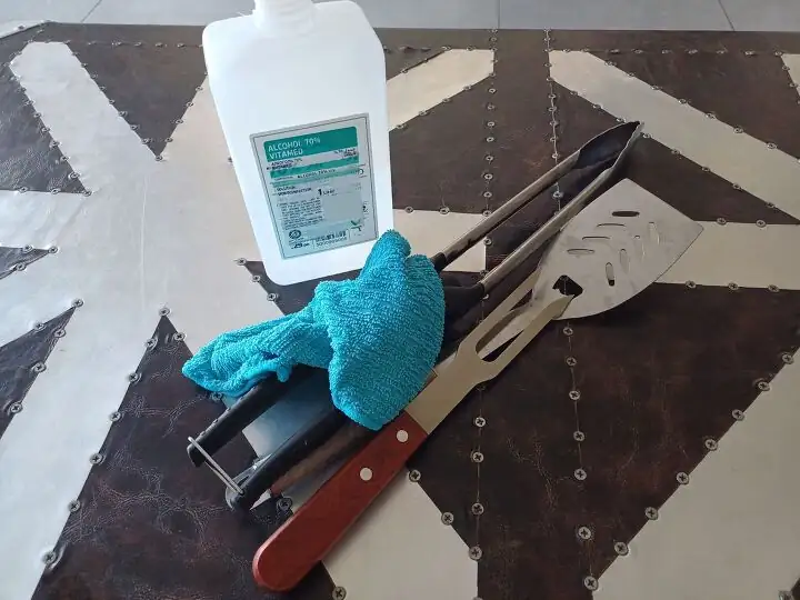 cleaning garden tools with alcohol