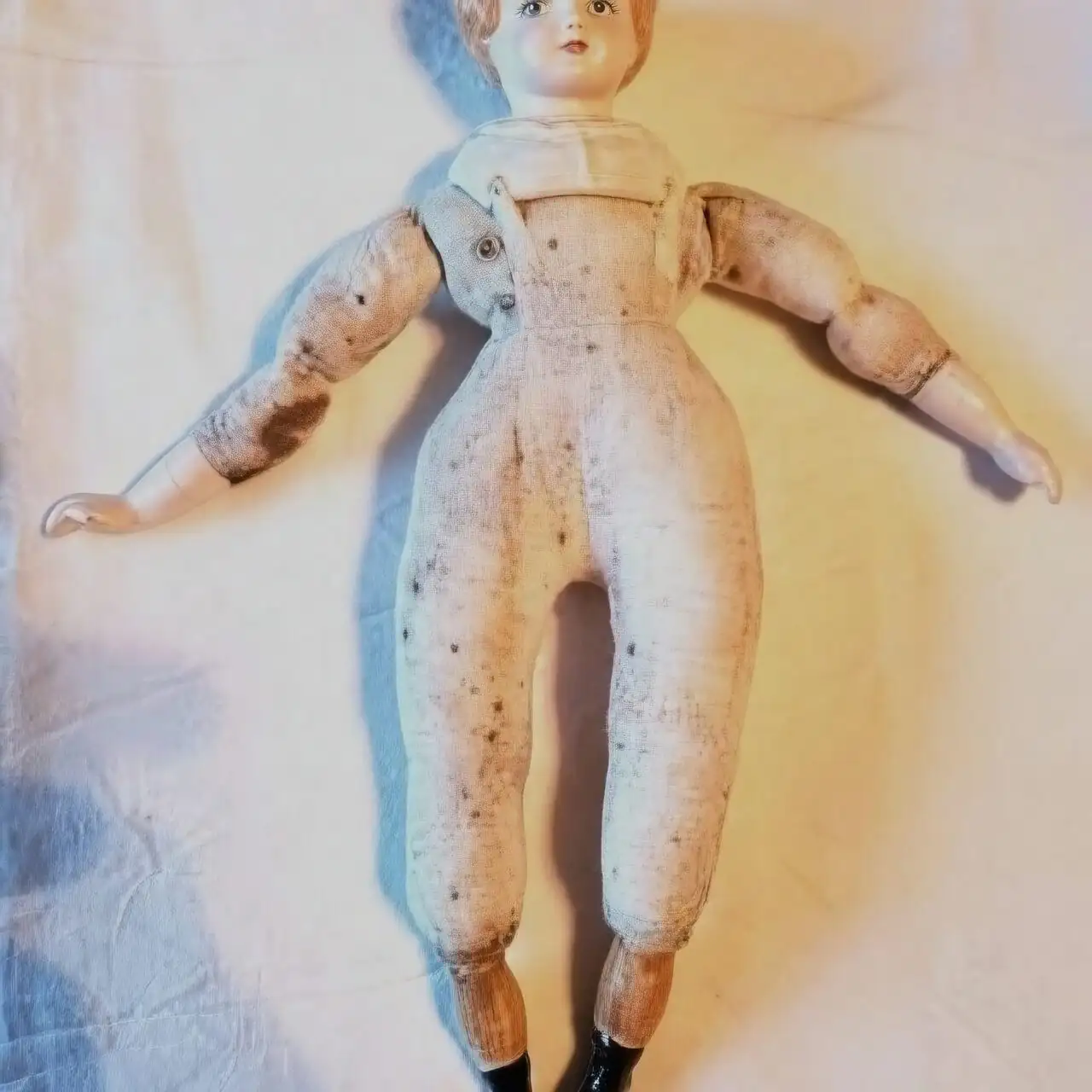china doll pinching tip hands