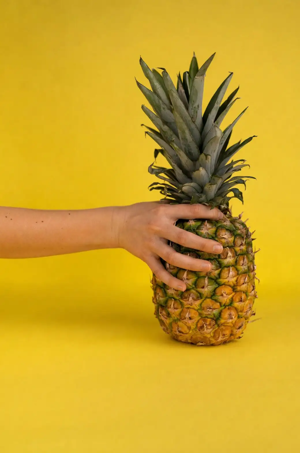 pineapple crown cutting hands