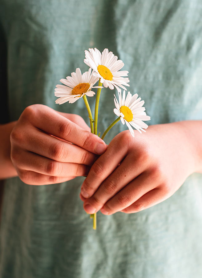 daisy pruning hands close-up