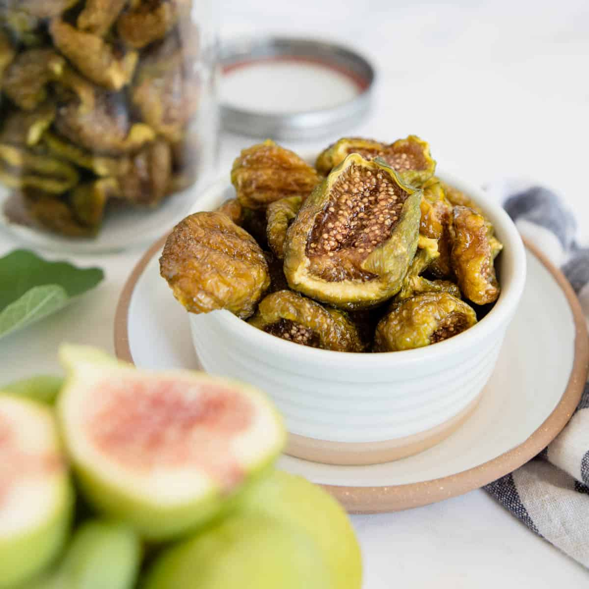 fresh and dried figs side by side