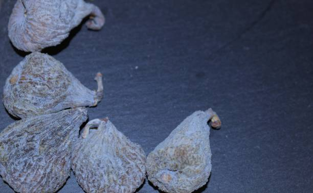 figs in dehydrator tray