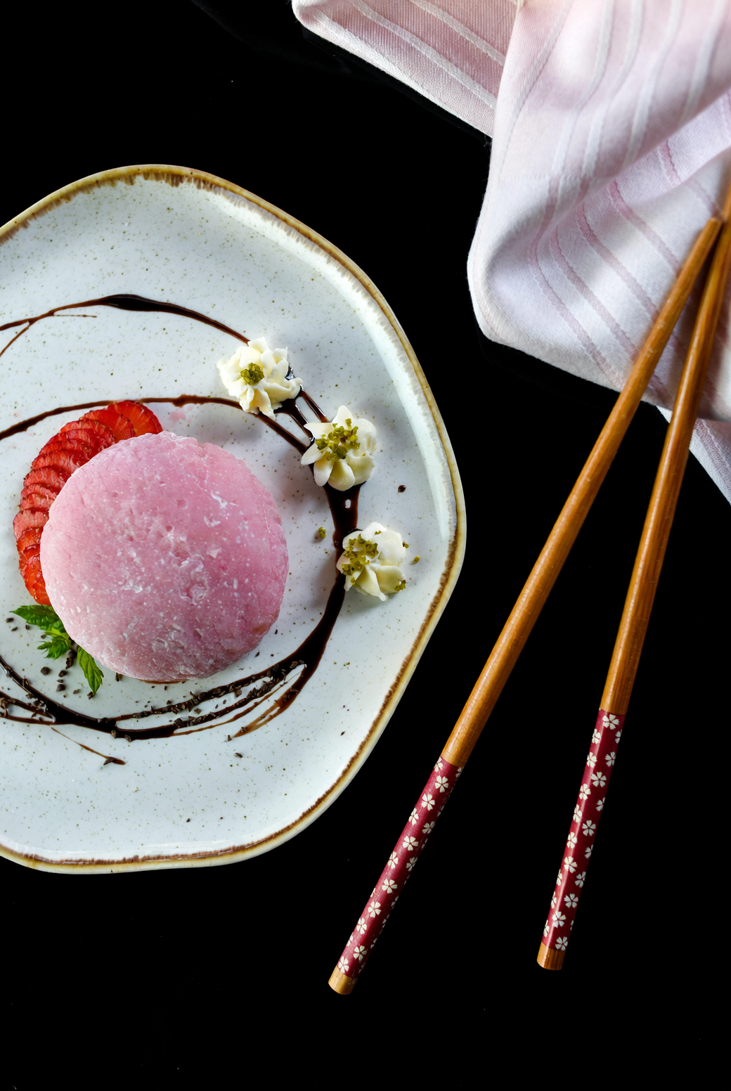 花也能上餐桌？用石竹花瓣做甜品点缀的安全指南