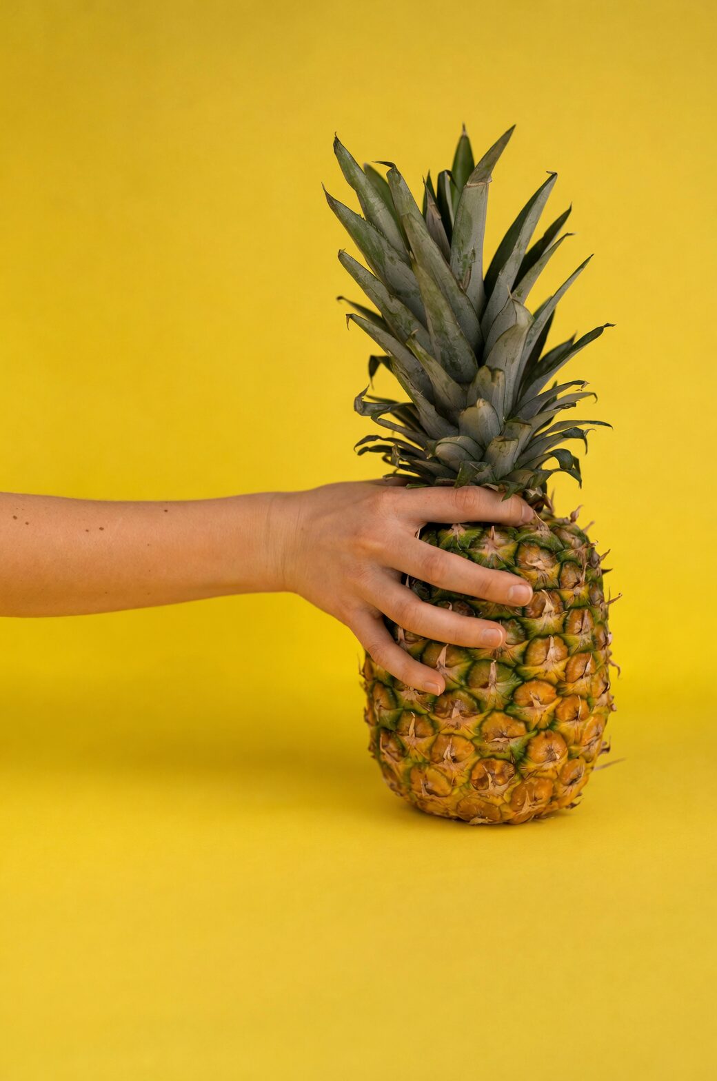 pineapple crown cutting hands